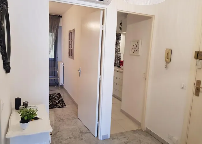 Apartment Face A La *